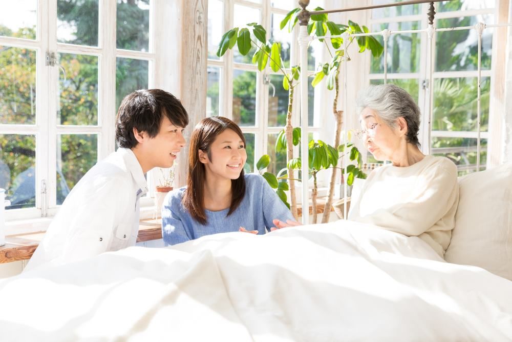 親子、高齢者、ベッド