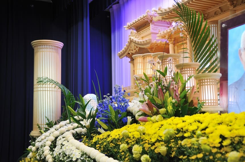 花が多い祭壇