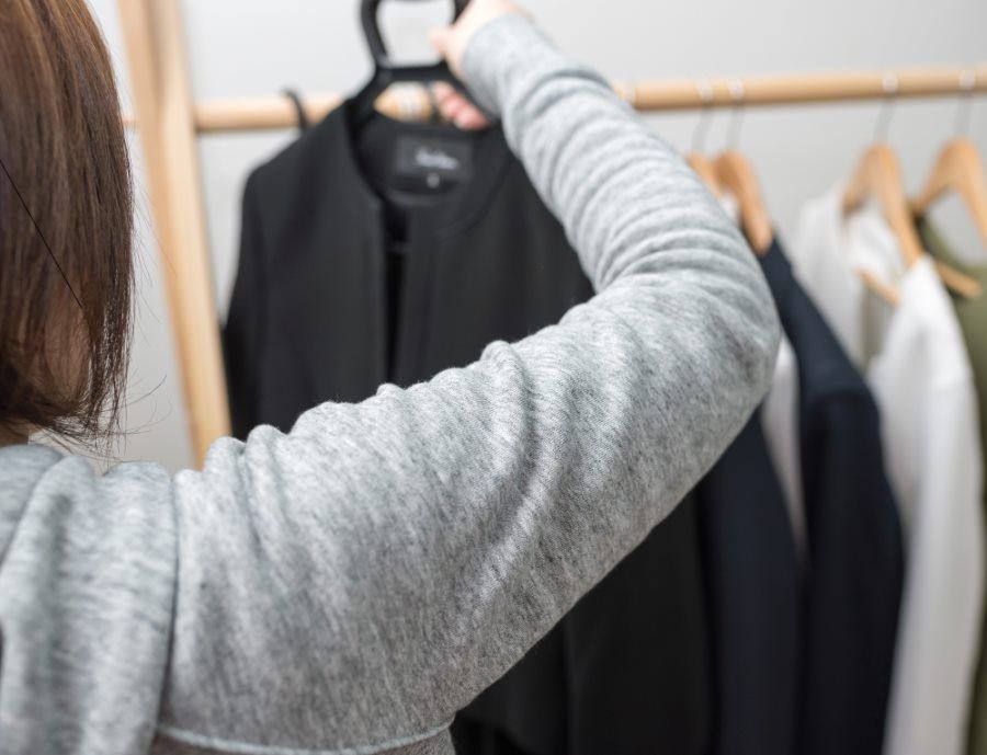 喪服を選ぶ女性