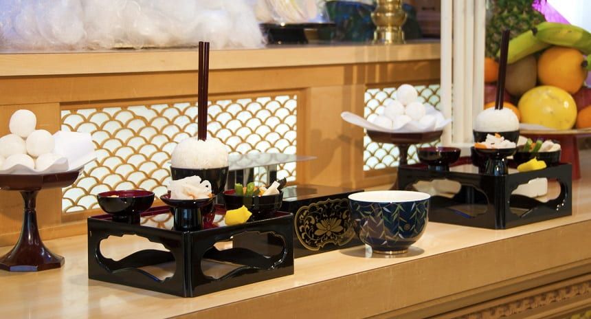 食事などが供えられている法要の祭壇