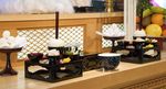食事などが供えられている法要の祭壇