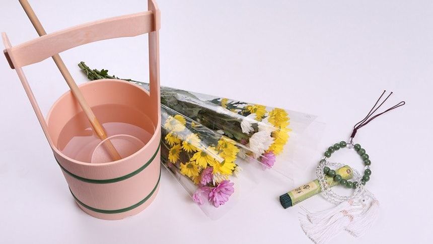 手桶や柄杓、数珠や仏花