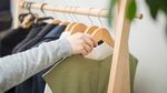 ハンガーラックに掛かっている数種類の服