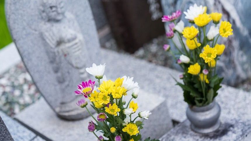 供花が備えられている地蔵