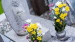 供花が備えられている地蔵