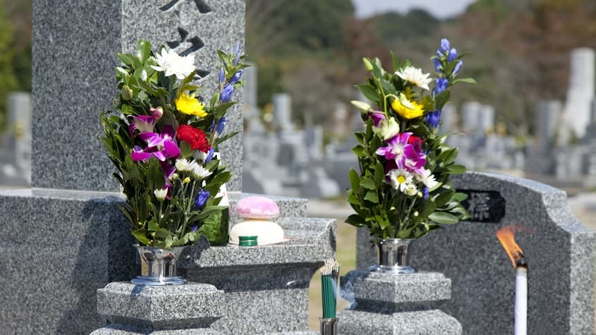 開眼法要で花と供物が供えられているお墓