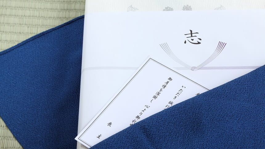 風呂敷に包まれている香典返しと礼状