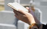 お墓の前で読経する僧侶