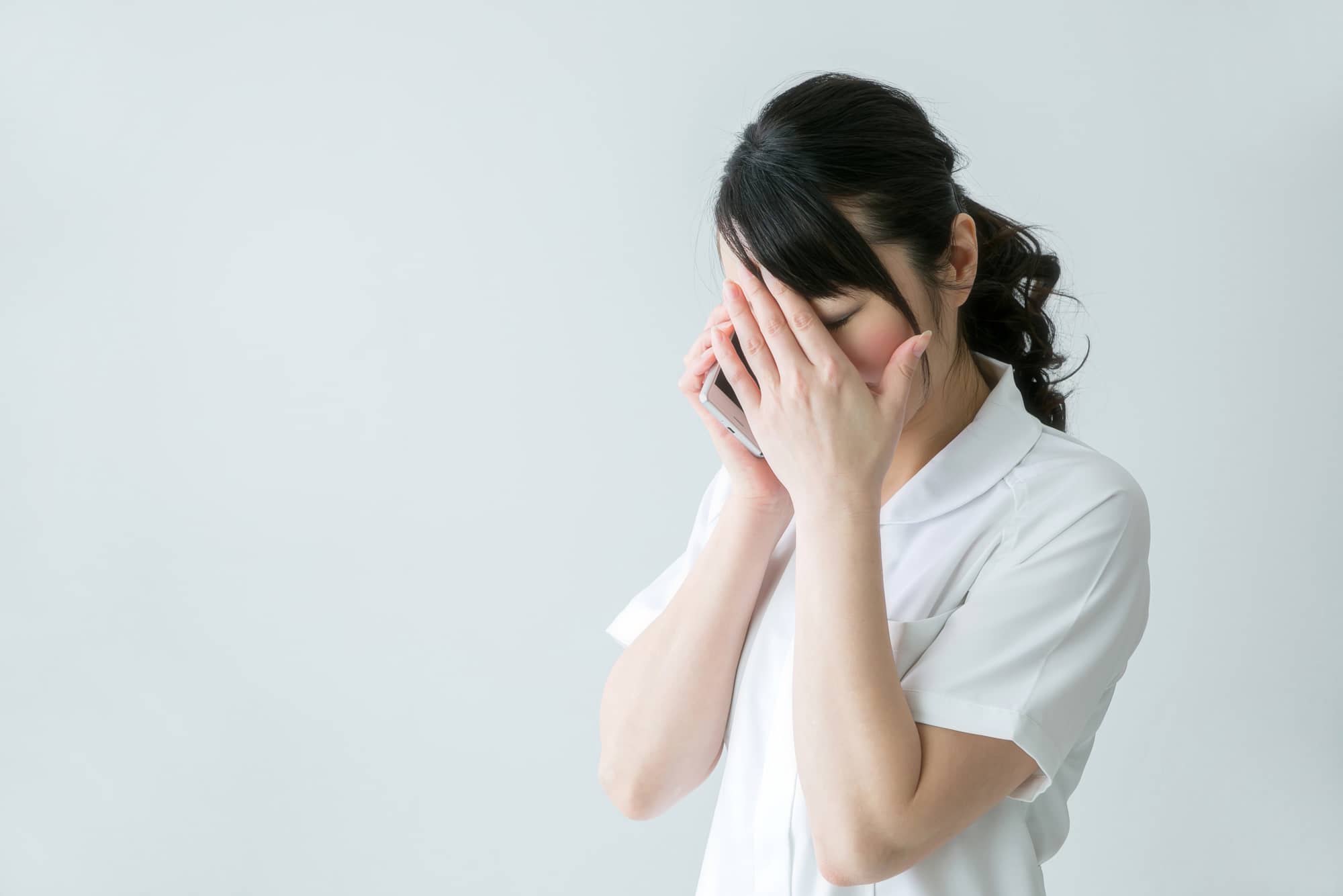 危篤の知らせを受ける女性