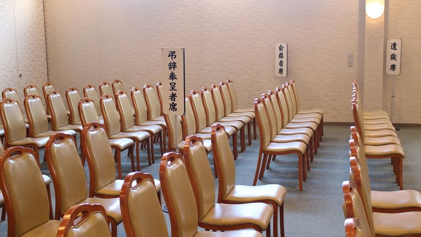 葬儀場内の椅子