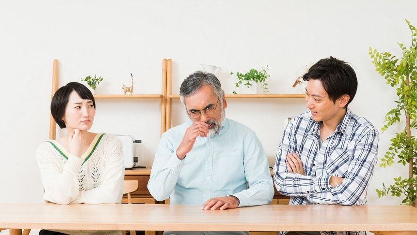 家族会議をする3人