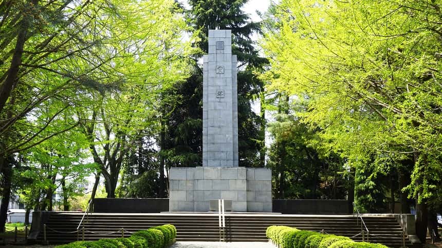 慰霊塔に合祀をする合祀墓