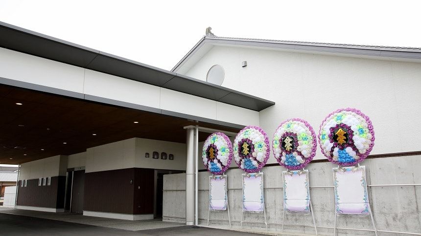 葬式に花輪を用意
