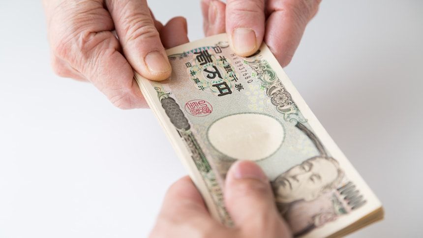 お金を渡す