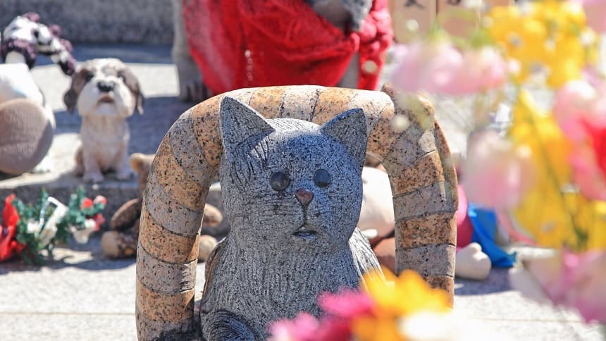 動物たちの石像がならぶ墓地