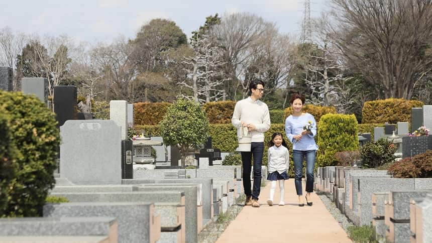 親子3人で霊園を歩いている様子