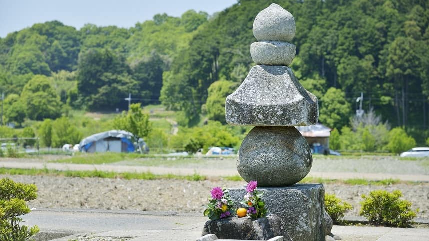花が供えられている五輪塔