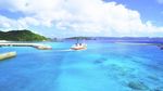 青い海に浮かぶ船