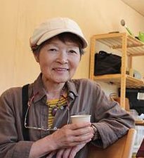 コップをもつ老婦人